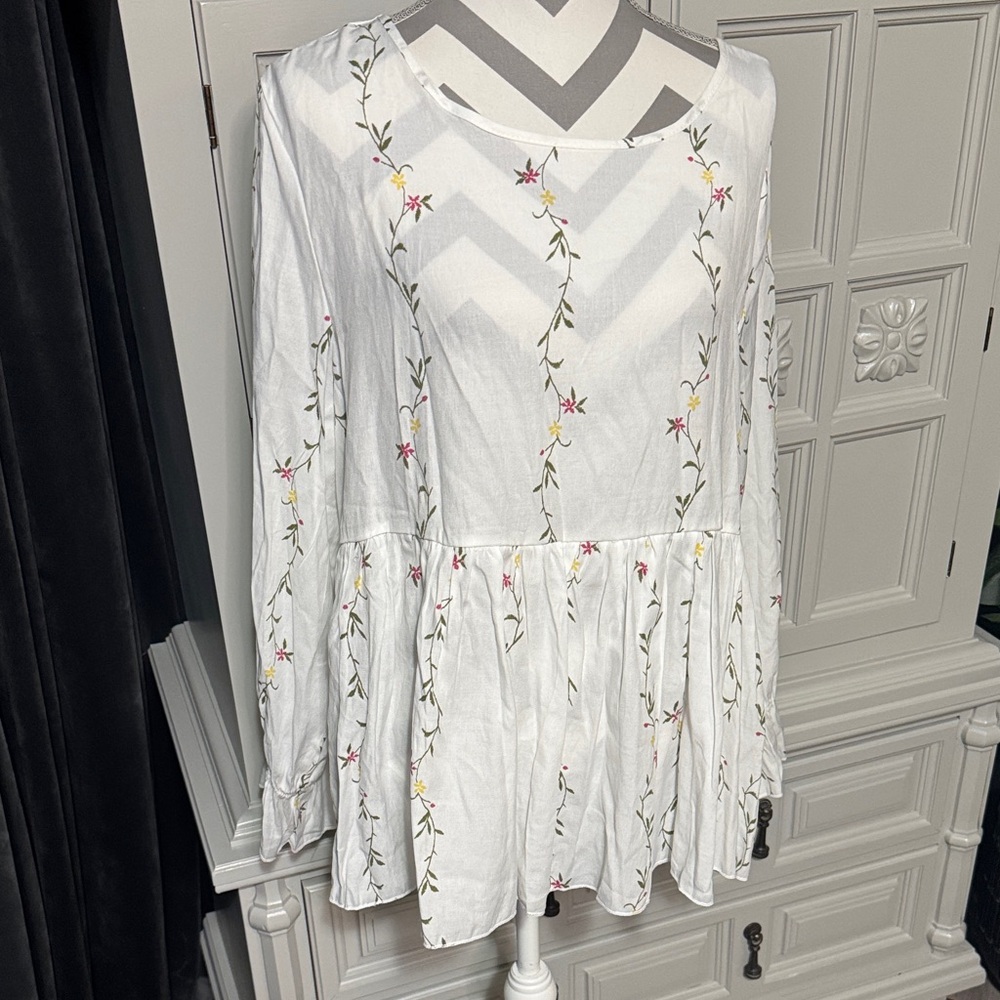 Floral Embroidered White Peplum Blouse by SHEIN Size 1X Curve - Picture 5 of 13